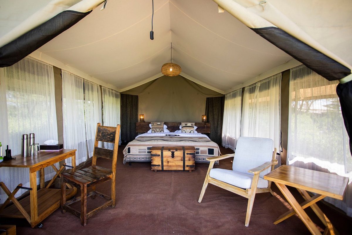 Zeltzimmer innen mit Bett und Sitzecke