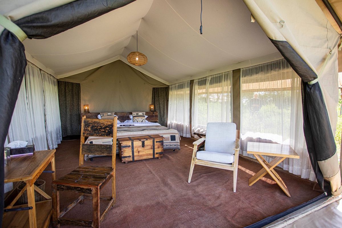 Zeltzimmer innen mit Bett und Sitzecke