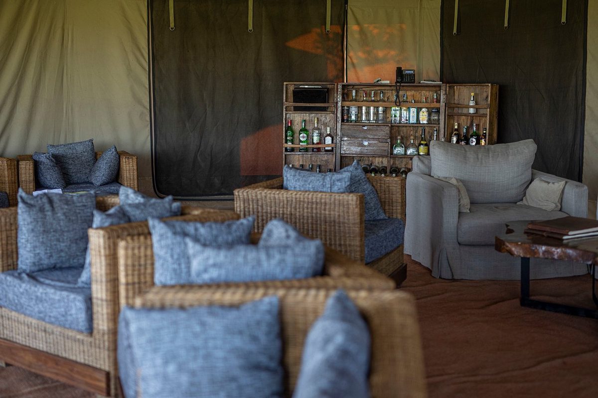 Bar und Lounge im Zelt mit Sitzmöbeln