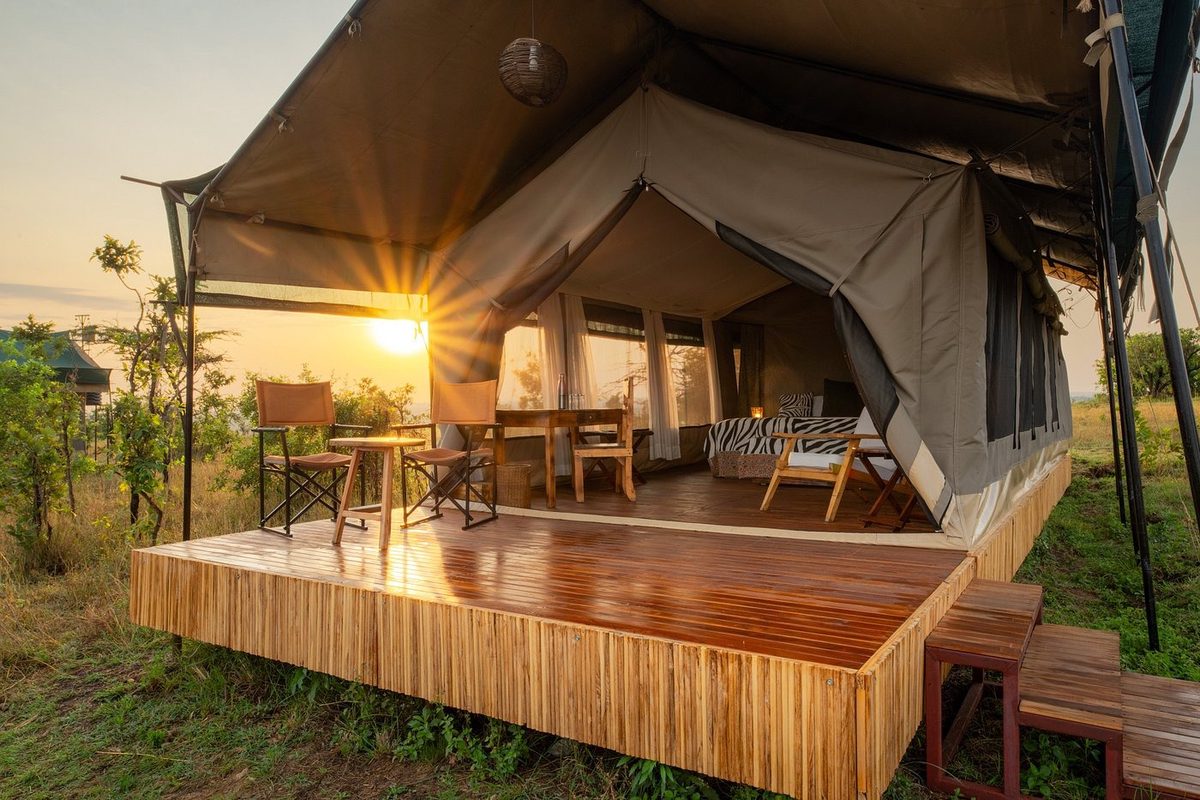 Zeltterrasse mit Tisch und Stühlen bei Sonnenuntergang