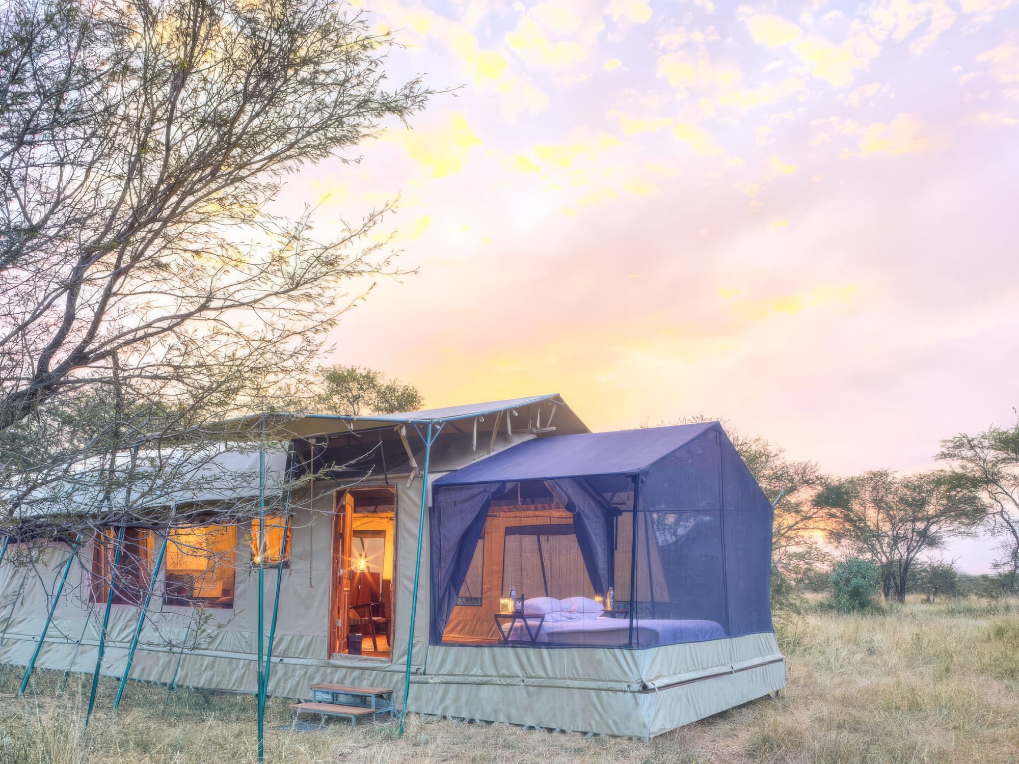 Tienda-bungaló del Olakira Camp Asilia Africa al anochecer en la sabana