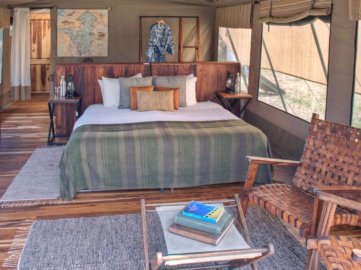 Interior de tienda con cama y zona de estar