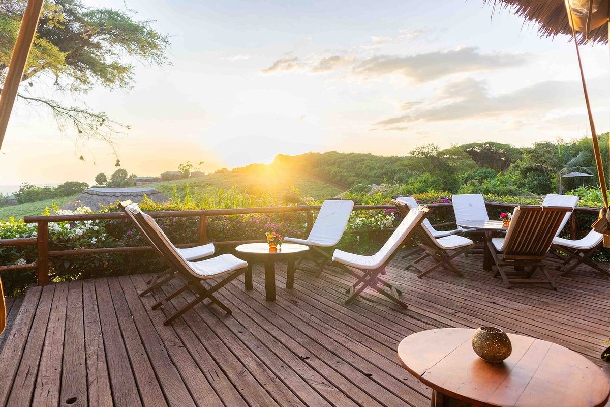 Terrasse mit Liegen und Landschaftsblick bei Sonnenuntergang