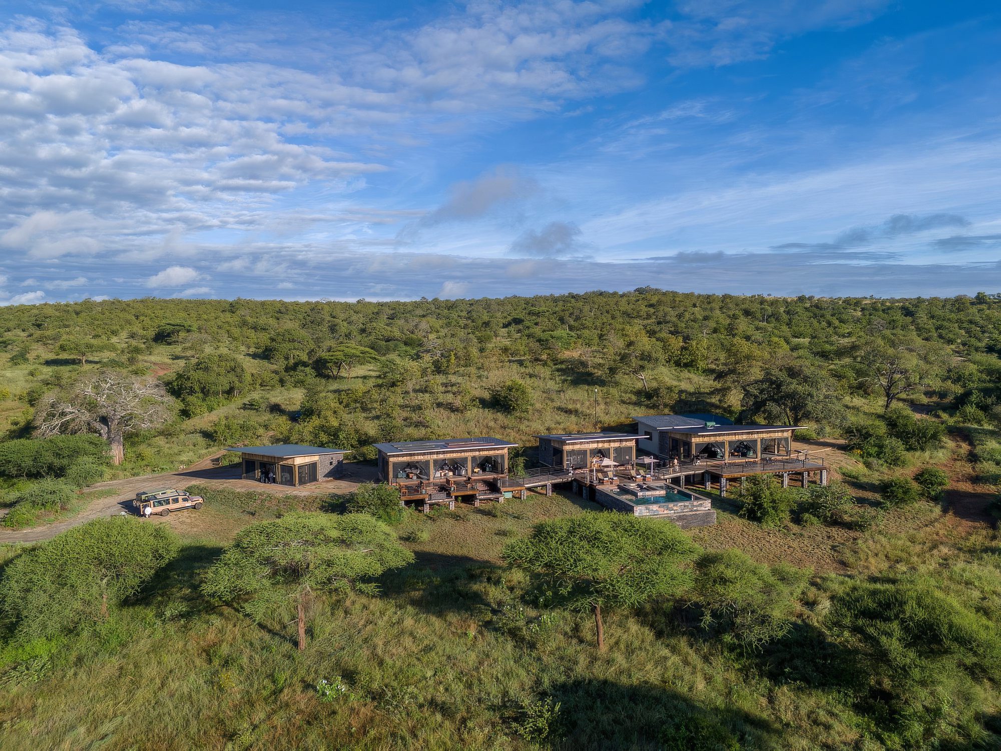 Edificio del lodge de Tarangire Elephant Springs by Karibu Camps and Lodges en paisaje de matorral