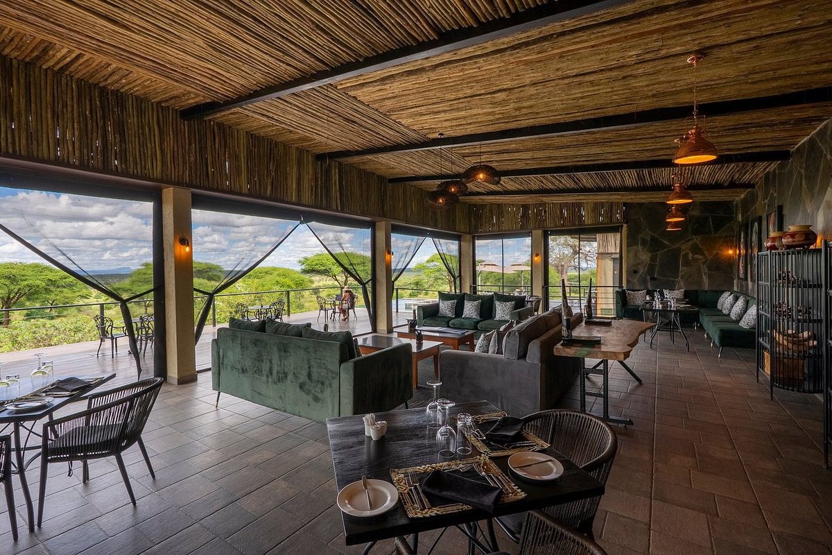 Covered lounge with seating furniture and views into the landscape
