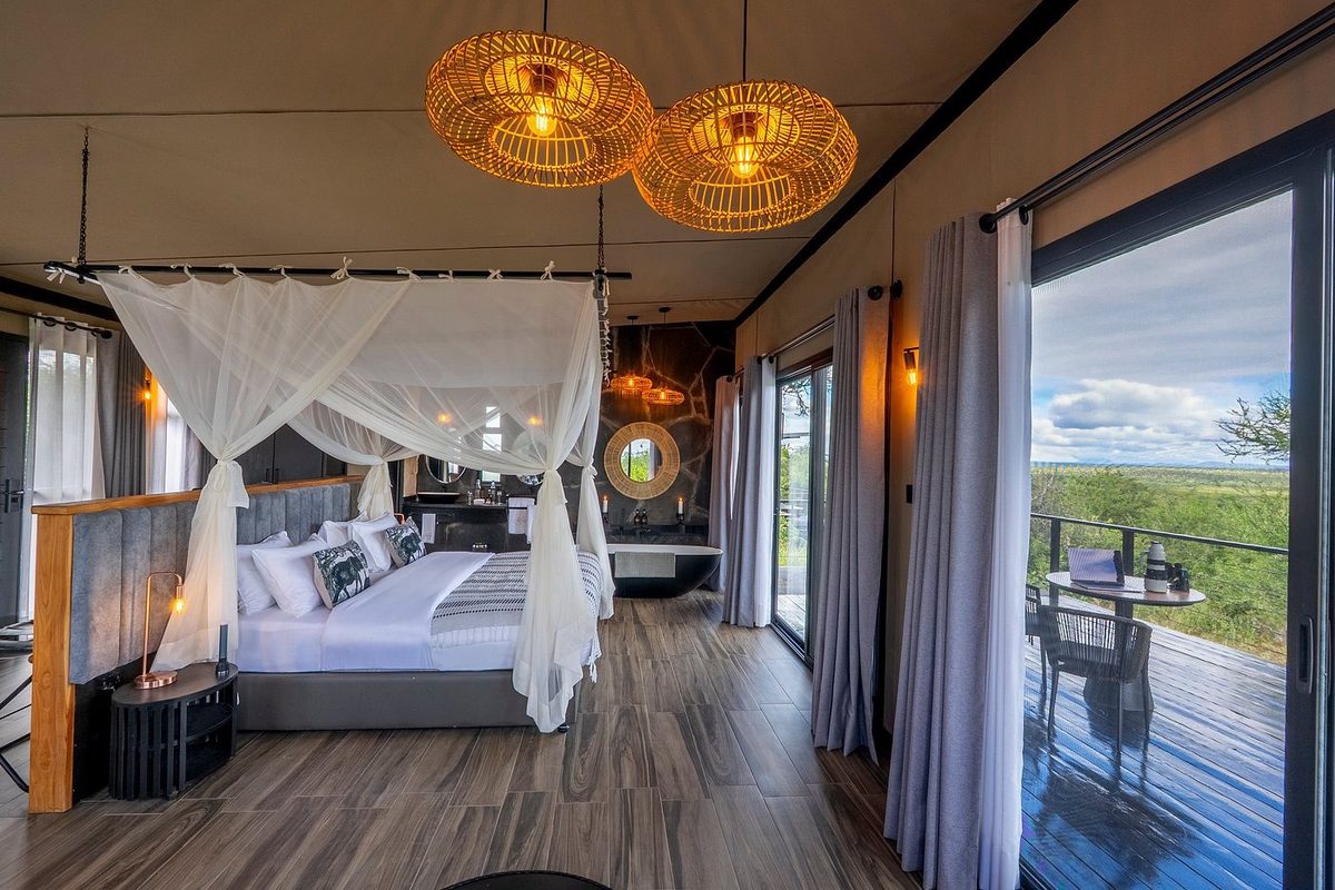 Room with four-poster bed and access to the terrace