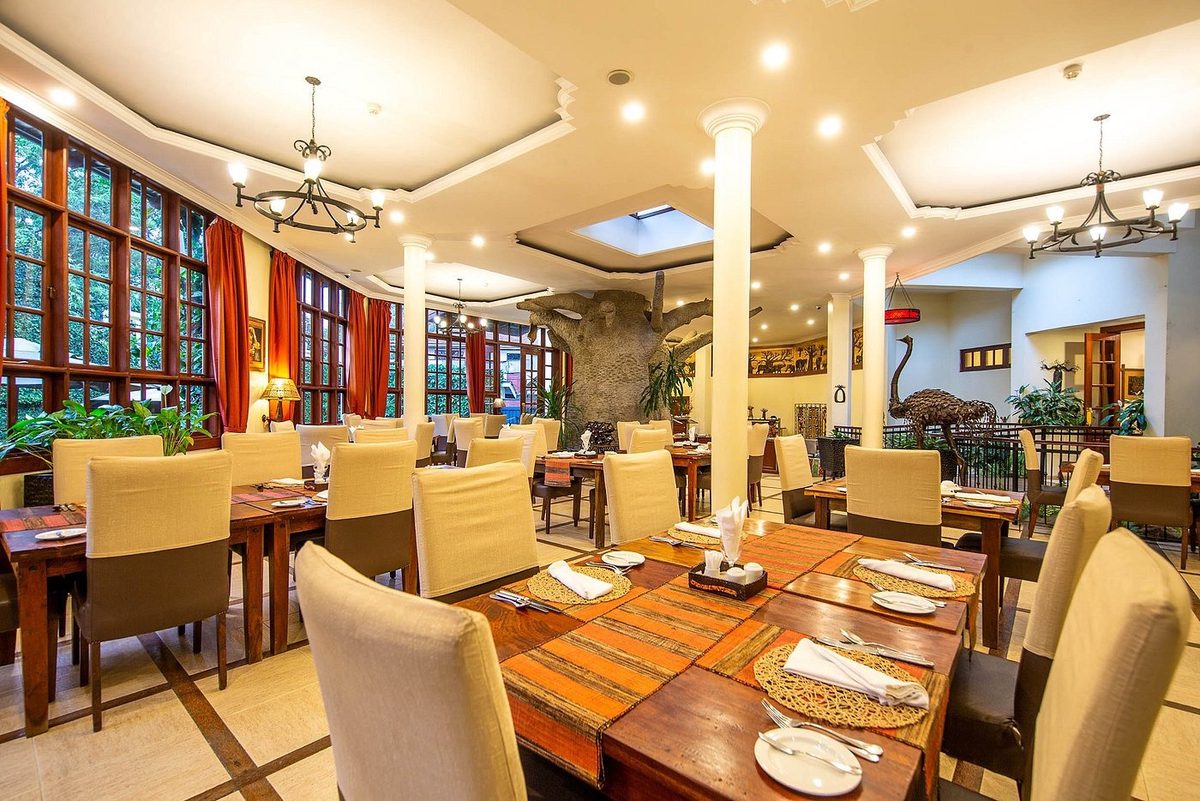 Restaurant mit gedeckten Tischen und Säulen