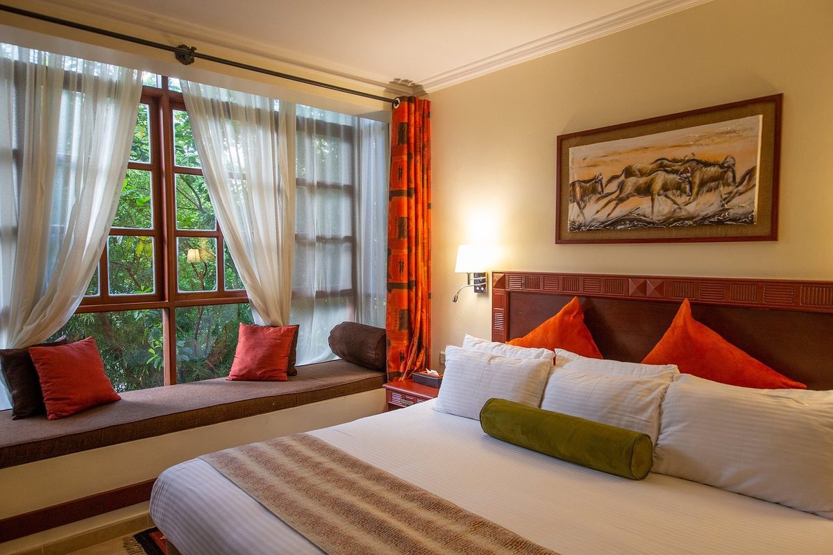 Zimmer mit Bett und Sitznische am Fenster