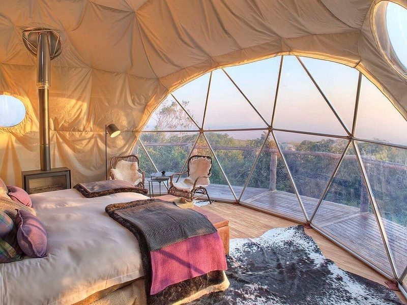Kuppelzelt innen mit Bett und Terrassenblick