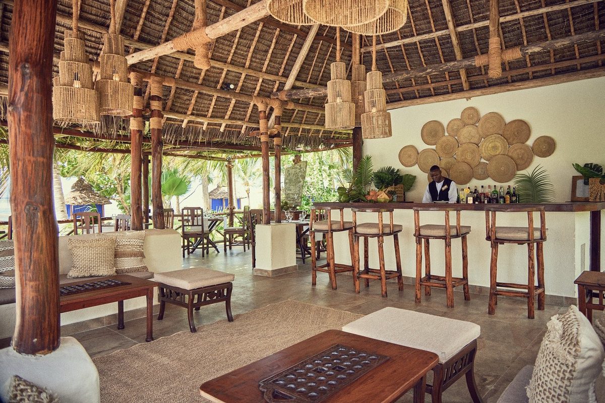 Bar der Lodge unter einem Strohdach