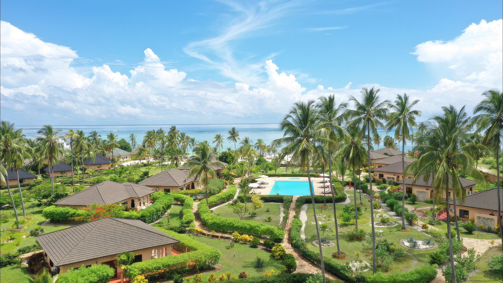 Anlage von The Sands Beach Resort mit Pool und Bungalows am Meer