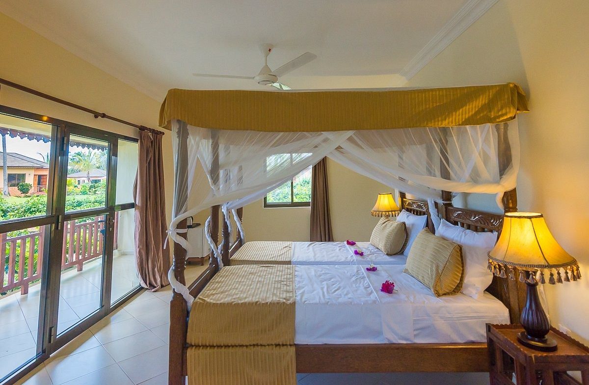 Zimmer innen mit Baldachinbett und Terrassenzugang