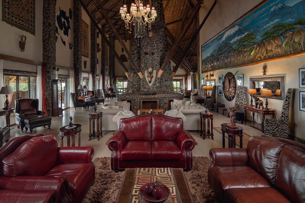 Lounge with fireplace, leather sofas and high ceiling
