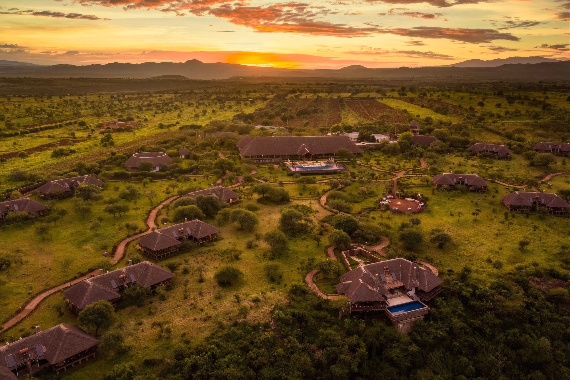 Lodge-Anlage von Wellworth Lake Manyara Kilimamoja Lodge bei Sonnenuntergang