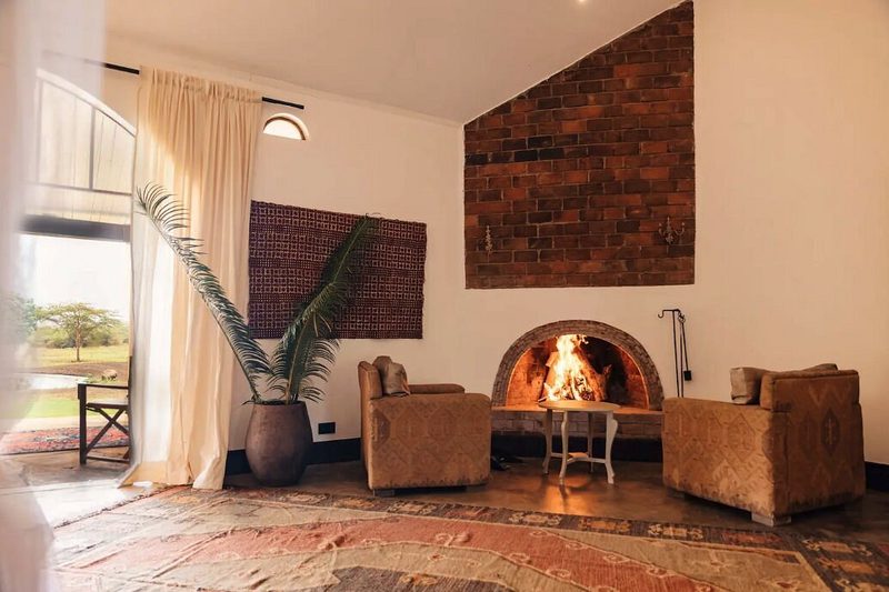 Wohnzimmer innen mit Kamin und Sesseln