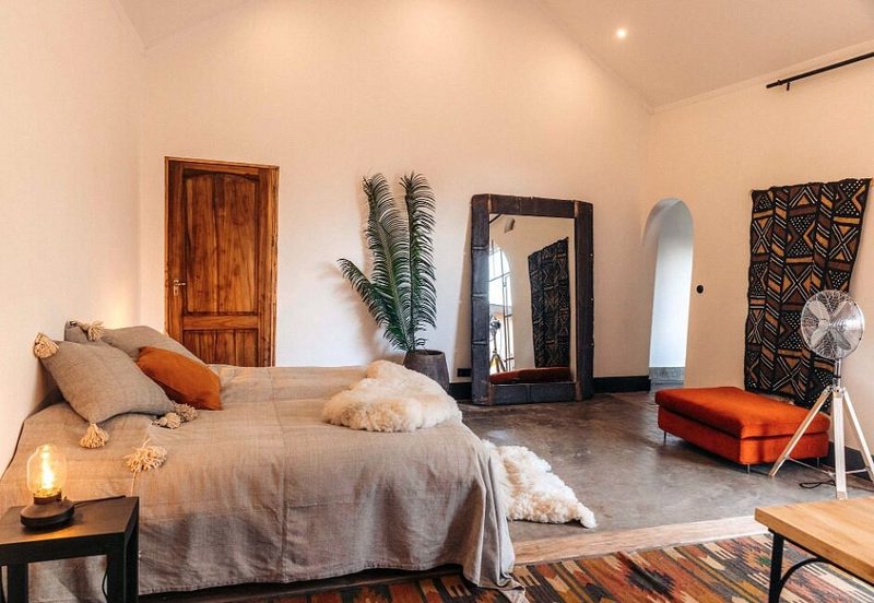 Zimmer mit Bett, Spiegel und Dekoration