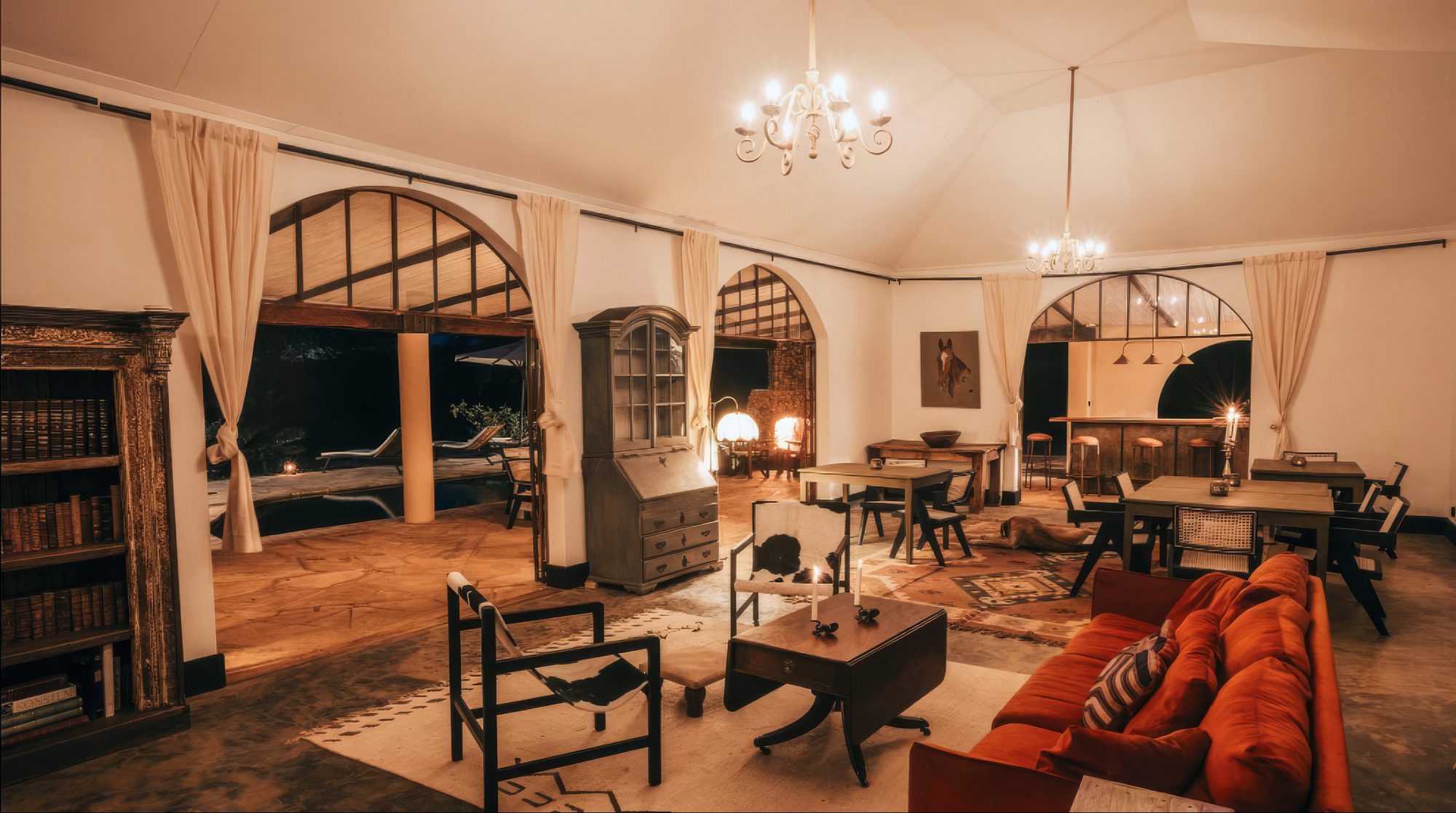 Zona de estar de la Wildlife Residence con mesa de comedor y asientos
