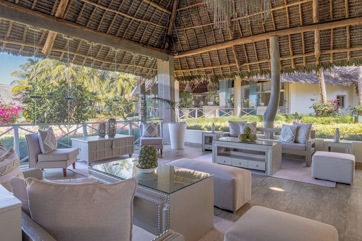 Salón cubierto con asientos en el jardín
