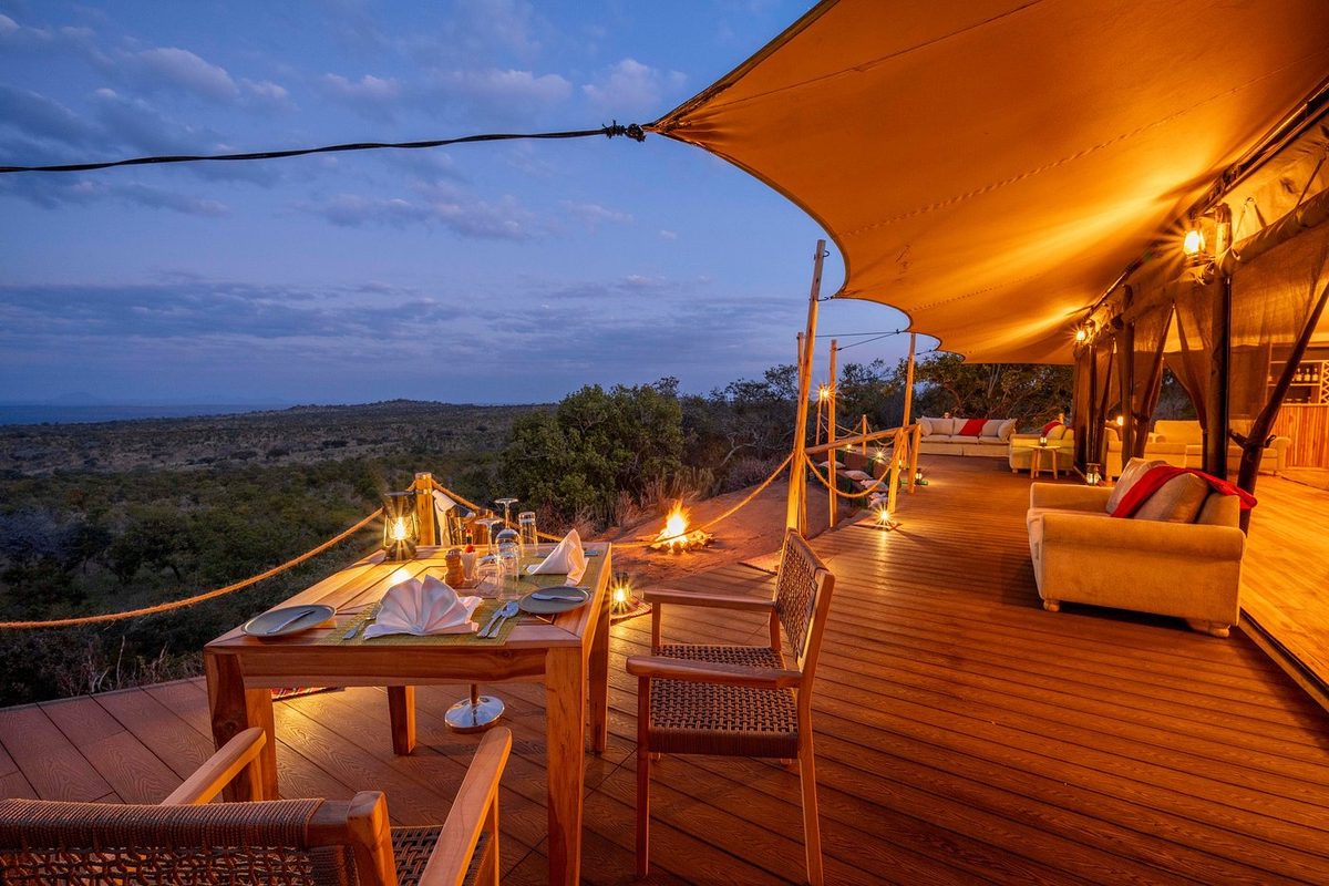 Terrasse mit gedecktem Tisch und Landschaftsblick bei Dämmerung