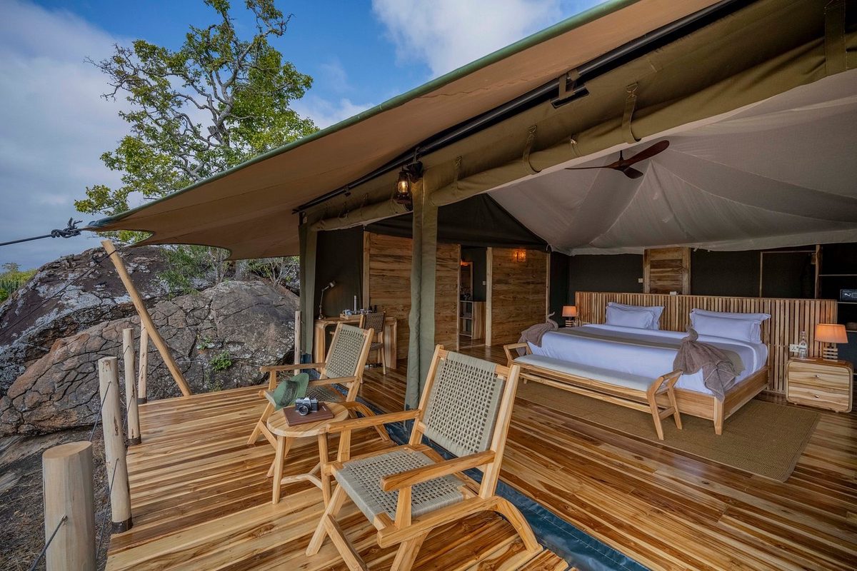 Zeltterrasse mit Bett und Sitzecke auf Felsen