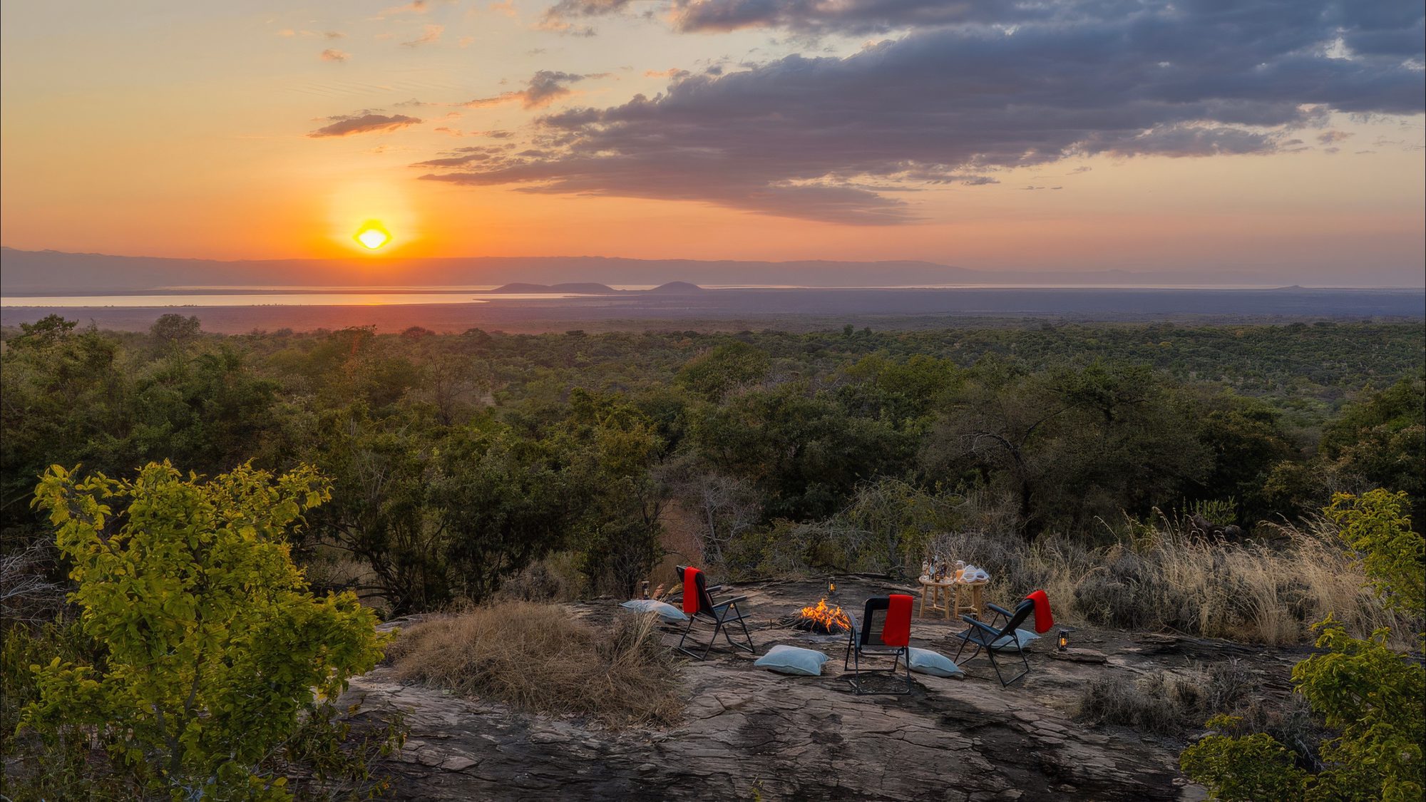 Paisaje a la puesta de sol con la hoguera de Zuri Kilima Siri a lo lejos