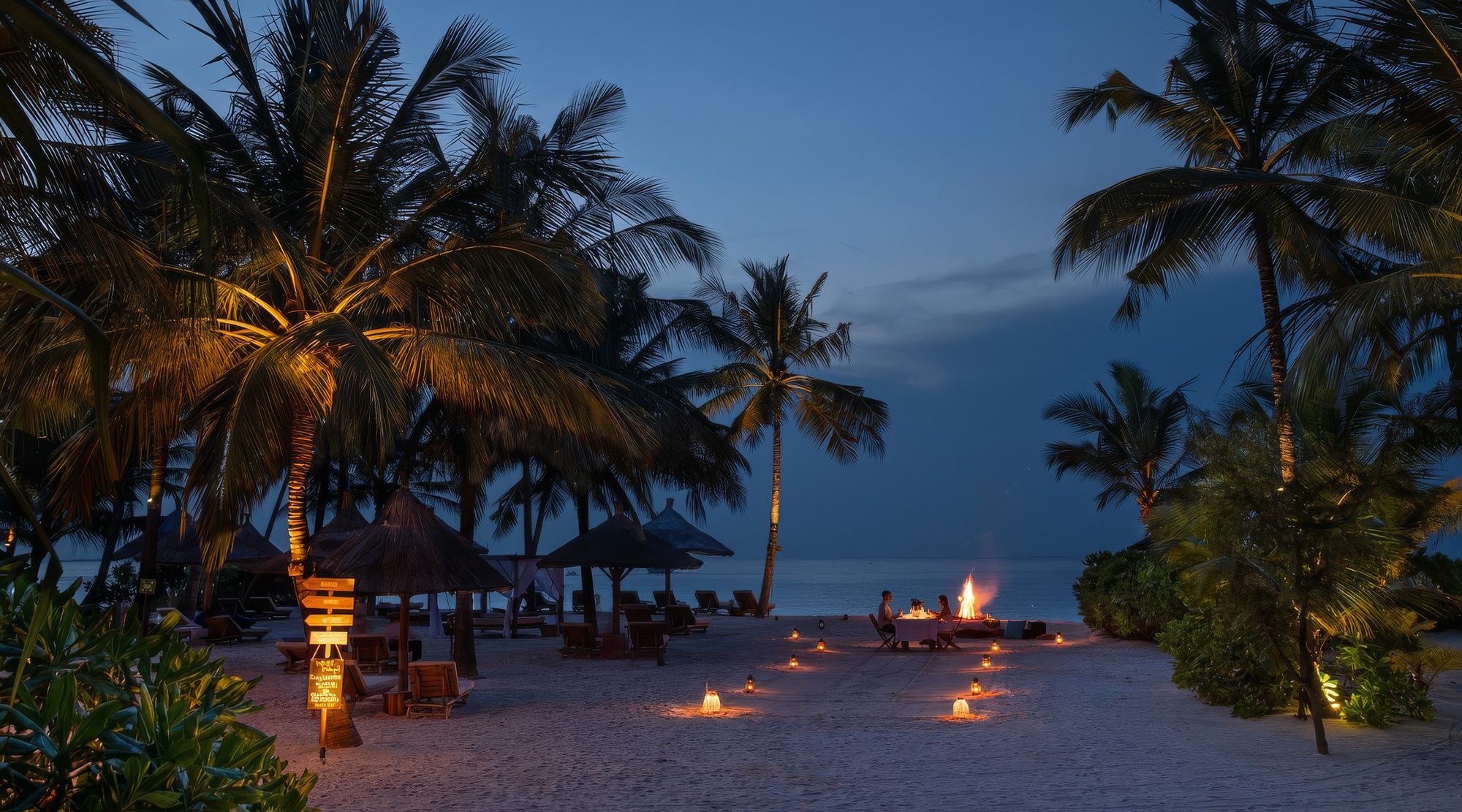 Lagerfeuer und viele kleine Laternen am Strand der Lodge Zuri Zanzibar nach Sonnenuntergang