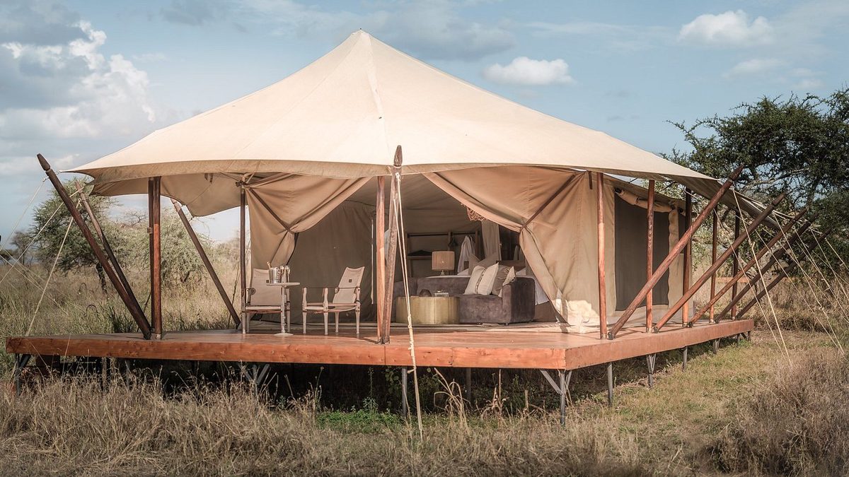 Tienda del Siringit Serengeti Camp sobre una plataforma de madera con frente abierto en el pastizal