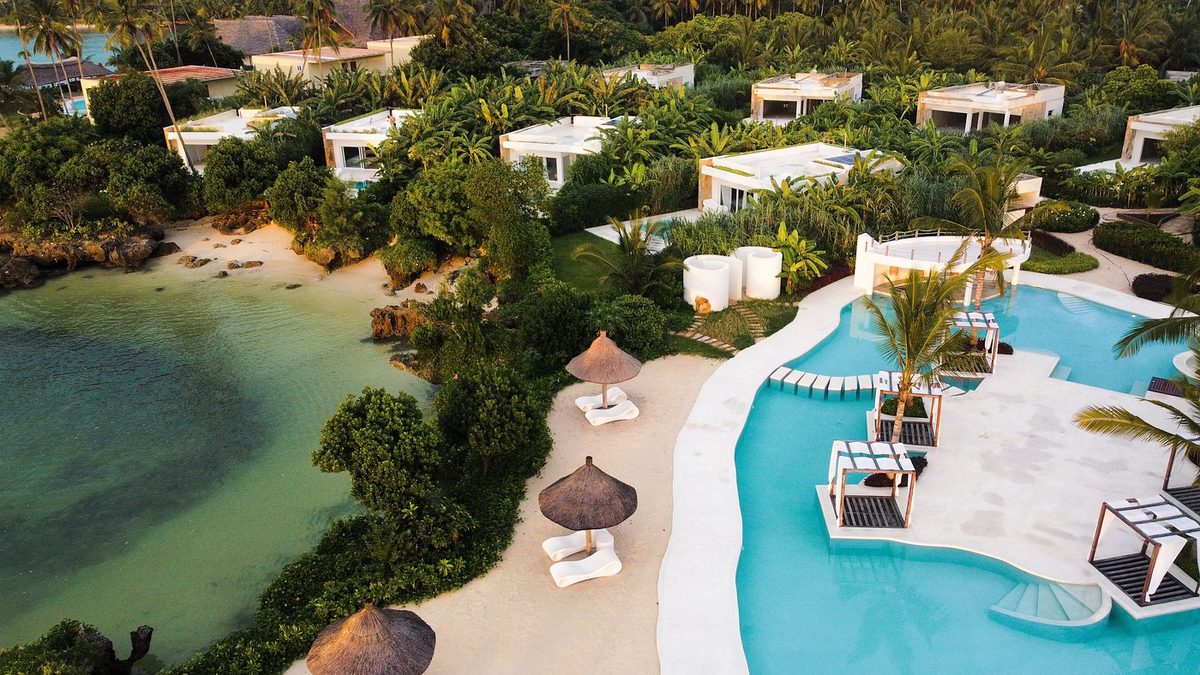 Vista aérea de la zona de piscinas del Ycona Luxury Resort en una laguna con villas blancas rodeadas de vegetación
