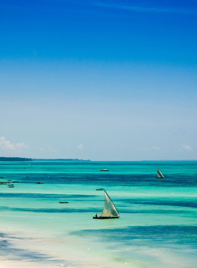 Boote auf dem Meer vor Sansibar – Kombination aus Strandurlaub und Safari Tansania