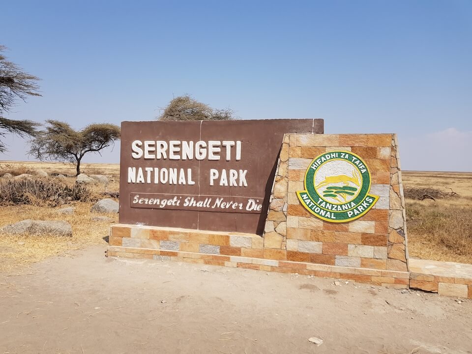 Eingangsschild des Serengeti Nationalparks auf Safari Urlaub Tansania