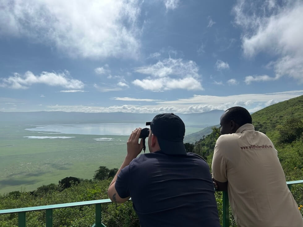 Safari Reiseveranstalter Francis mit Gästen im Ngorongoro-Krater – engagiert für Naturschutz in Tansania