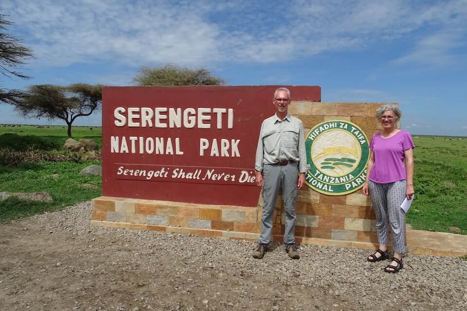 Kunden vor dem Eingangsschild zur Serengeti – Safari-Erfahrungen mit Wildfinder in Tansania